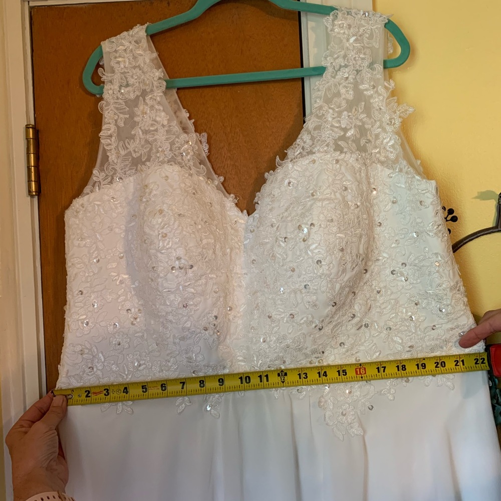 Long wedding dress, with train. - Picture 4 of 11